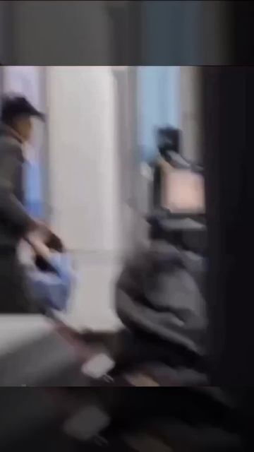 Неадекват с ножом взял в заложницы сотрудницу аэропорта в Алма-Ате (очевидец спас девушку) 03.2025 смотреть онлайн