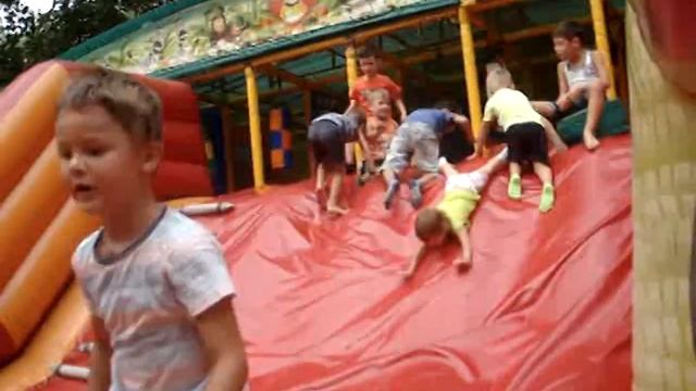 Детский надувной батут. Весело играем смотреть онлайн