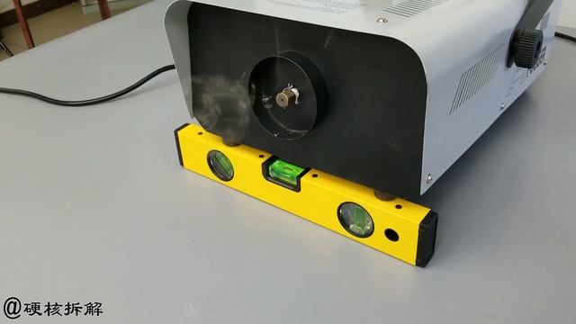 用烟雾喷射机测试空气净化器，看看是我的盾坚固，还是你的矛锋利 смотреть онлайн