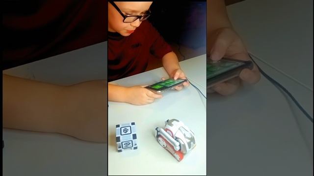 Игрушка Cozmo робот! что он умеет? характеристики робота Cozmo! обзор на Cozmo.