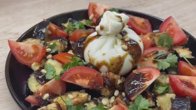Салат с хрустящими баклажанами и бурратой. Гастрономическое удовольствие. Рецепт из дорогого рестор смотреть онлайн