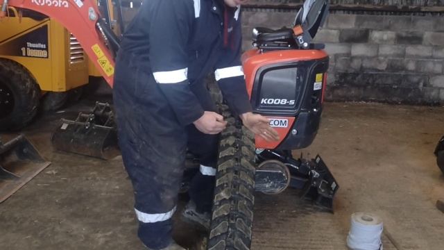 How to remove and fit a rubber track on a Kubota mini digger смотреть онлайн