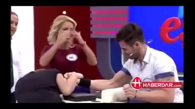 Kadınlar bilek güreşinde erkekleri yendi смотреть онлайн