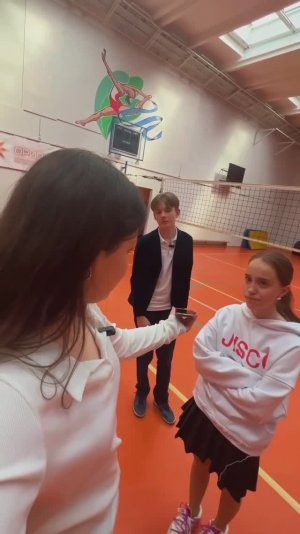 дерутся из-за парня?