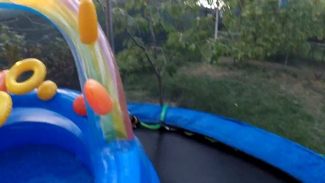 Дети затащили бассейн в батут Мыльные пузыри, которые не ломаются смотреть онлайн