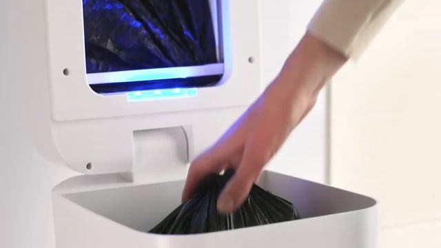 The Award Winning Self Sealing Trash Can смотреть онлайн