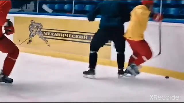 Моладёжка|Медведей учат силовой игре смотреть онлайн