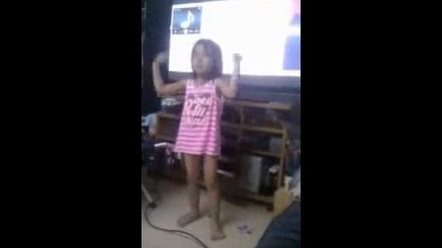 Angéline break dance smurf!! héhé смотреть онлайн