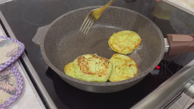Оладьи из кабачков на сковороде / Самые вкусные и простые оладьи из кабачков смотреть онлайн