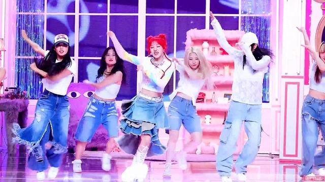 우기(YUQI) - 'FREAK' (교차편집 Stage Mix) смотреть онлайн
