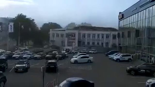 В Саратове ветер сорвал крышу здания Также от ветра на Огородной улице рухнуло смотреть онлайн