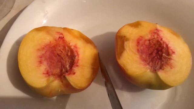 Персики, їх смак і чому не варто полювати за величезними сортами.