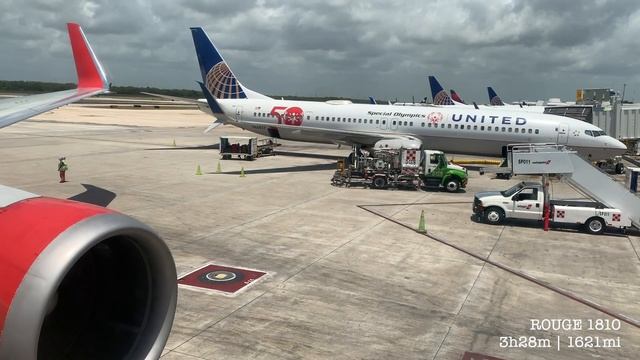 WHAT ARE 'ROUGE PLUS' SEATS? Air Canada Rouge Toronto-Cancun-Montreal Economy Review смотреть онлайн