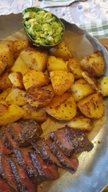 Beef Steak With Grilled Potatoes,&ستيك بقر بطاطا مشوية 🥩🥔🥑🍋🧄🌶👌👌👌👌غيييييييييييير شكل!! جربها في البي