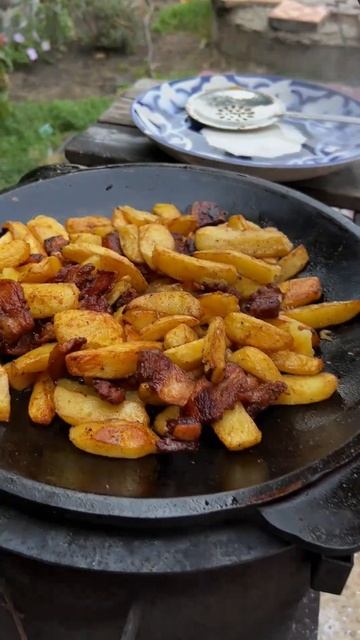 Жареная картошка с салом на сковороде