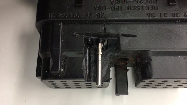 Deutsch DRC Connector, Pin Retention Mechanism