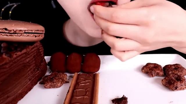 ASMR - Doces Estaladiços  CHOCOLATE CREPE CAKE, ICE CREAM, MALTESERS, MACARON