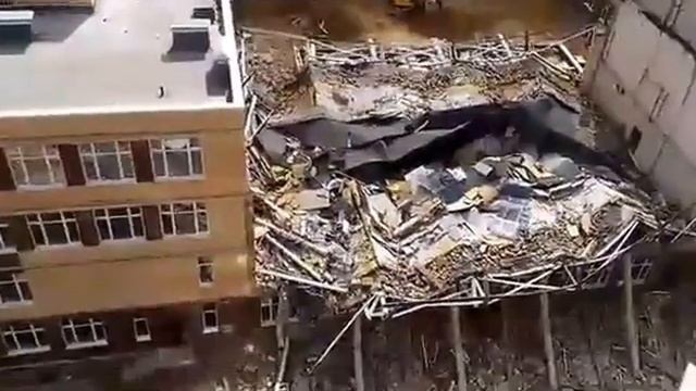 Обрушение крыши в новой школе Мурино. Девяткино смотреть онлайн