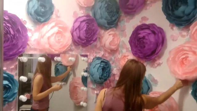 Алёна клеит цветочки))