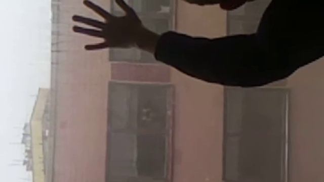 Прикол!!!!!..Ржачь!! Девка в окне отжегает!!!! смотреть онлайн