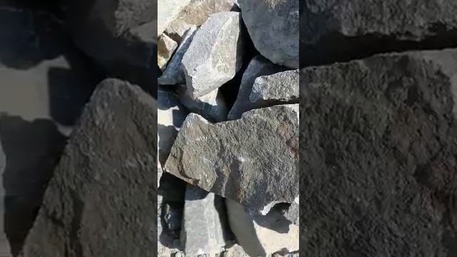 вылаживаем бордюр из камней с золотоносной рудой🤯 смотреть онлайн