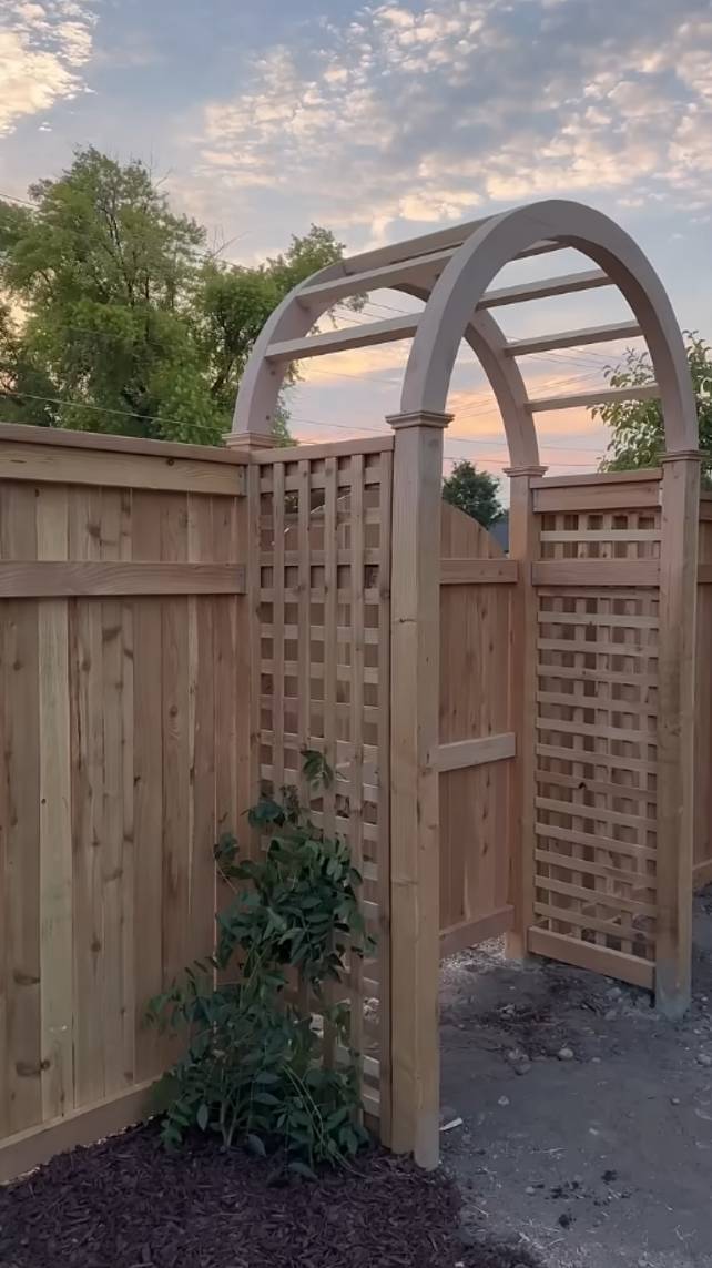🔨Крутой забор и арочная беседка! #shorts #garden #советы смотреть онлайн