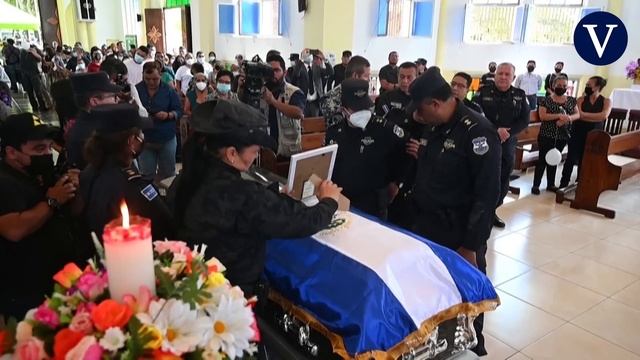El Salvador muestra a los presuntos asesinos de los tres policías: “Han despertado toda la furia” смотреть онлайн