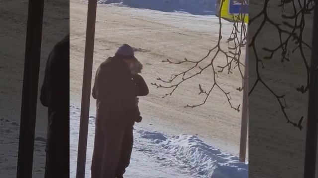 Прохожие помогли парню с приступом эпилепсии на улице в Аниве