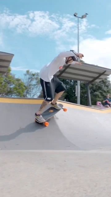 Flowing through the skatepark on an electric longboard #omasake #evolve смотреть онлайн