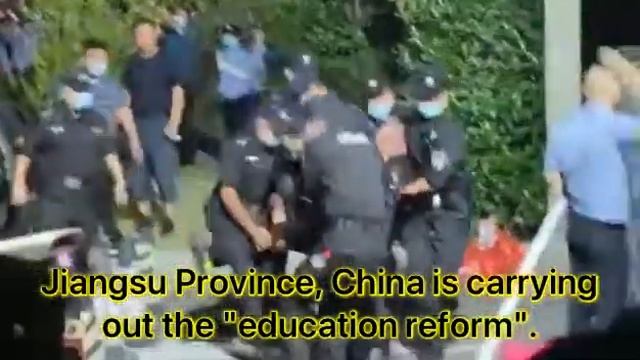 Chinese Police crack down on student protesters in Jiangsu Province #China #protest смотреть онлайн