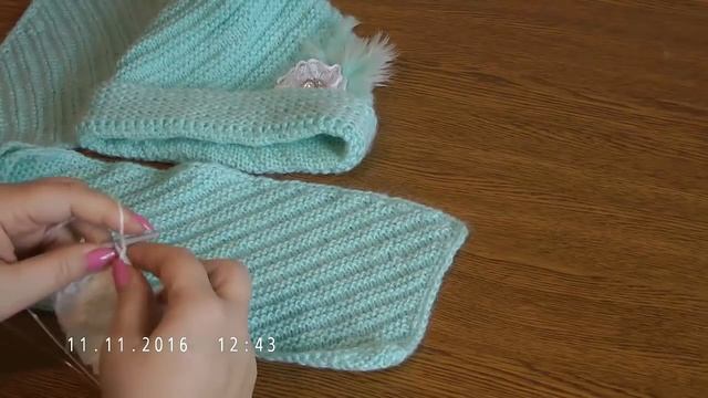 Шапочка и шарфик с диагональным рисунком