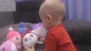 Малыш Саша учит поведению малышей