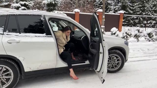 High Heels on Ice Comparison, Six pairs of High Heels on Slippery Ice, High Heels on Snow (# 945) смотреть онлайн