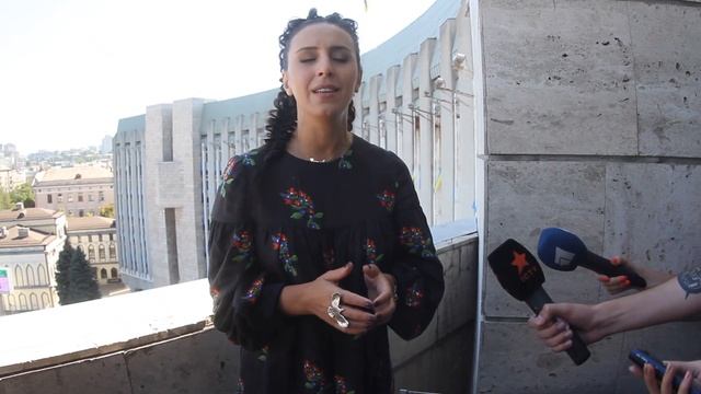 Джамала спела на балконе днепровской мэрии смотреть онлайн