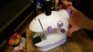 Швейная машинка мини. Намотка нитки на катушку