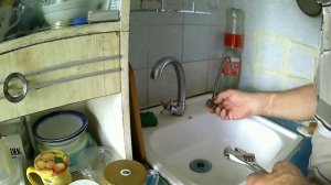 Ручка в кране (смесителе) прокручивается вместе с кран-буксой. Быстрый ремонт. Guru from the USSR.