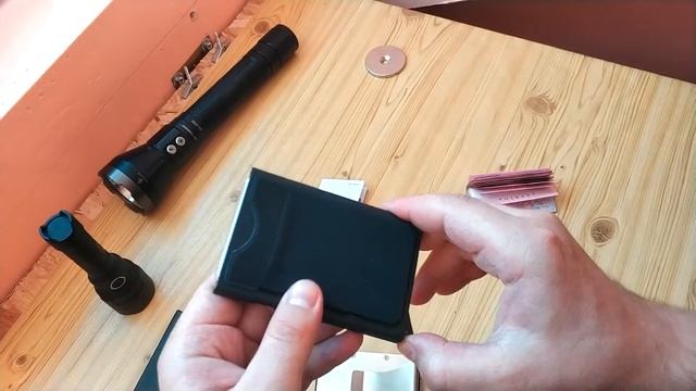 Металлический кардхолдер с RFID защитой смотреть онлайн