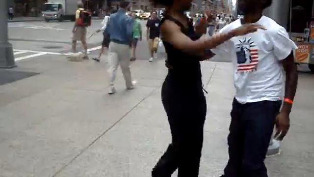 Salsa Dancing in the streets of New York City смотреть онлайн