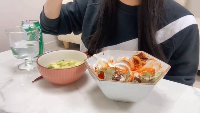 ENG) VLOGㅣ 자취요리 ㅣ👜퇴근하고 마트런해서 찹스테이크🥩 만들어먹는 일상ㅣ닭가슴살월남쌈,연어회덮밥,잔치국수,가지강정,콘치즈,비오는날엔파전 смотреть онлайн