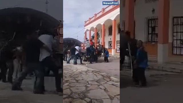 В Мексике мэра протащили за пикапом по городу за непостроенные дороги смотреть онлайн