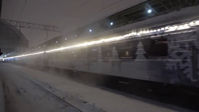 Паровоз П36-0031 отправляется от Киевского Вокзала с «Поезд Деда Мороза» смотреть онлайн