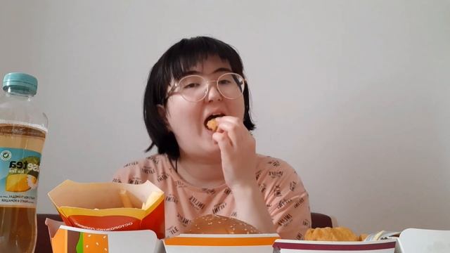 Казакша асмр / Мукбанг / Макдональдс бигмак / перекус пампушки чек ^^