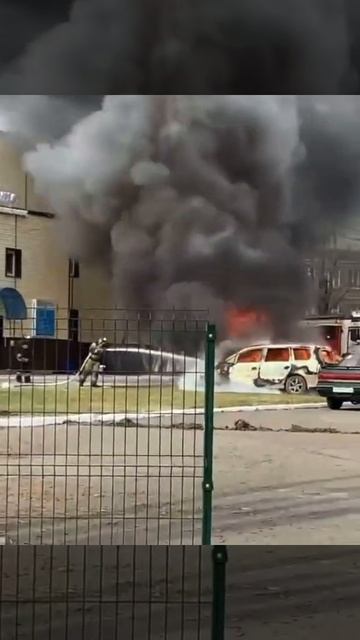 В Красноярске на улице Джамбульской горят автомобили смотреть онлайн