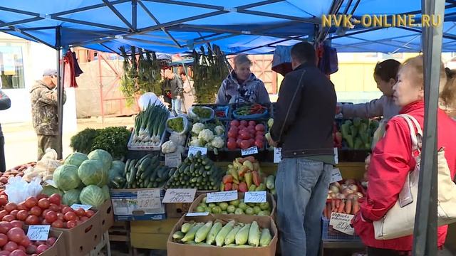 На крестьянском рынке города пик продаж сезонных ягод и овощей смотреть онлайн