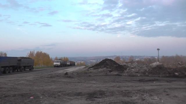 Грузовые КАМАЗы в работе.УРОЖАЙ 2014.Уборка свеклы..Все в работе