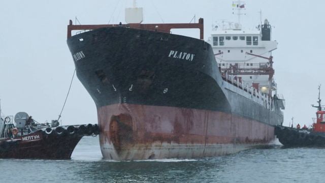 Сухогруз «Platon», порт Холмск