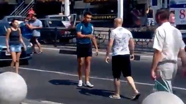 Велосипедист против водителя и его тёлки смотреть онлайн