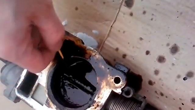 Чистим дроссельную заслонку Chrysler Town And Country 2004г. 3,3л