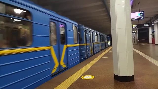 Прибытие поезда на станцию 