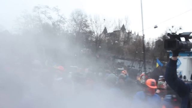 ЭКСКЛЮЗИВ!! Кличко пытается остановить митингующих, на него попадает струя из огнетушителя смотреть онлайн
